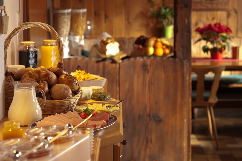 boulangerie-GONFARON-min_breakfast_buffet_food_restaurant_meal_hotel_plate_fresh-718745